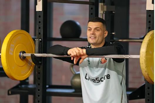 Granit Xhaka không cùng Sunderland đối đầu Arsenal