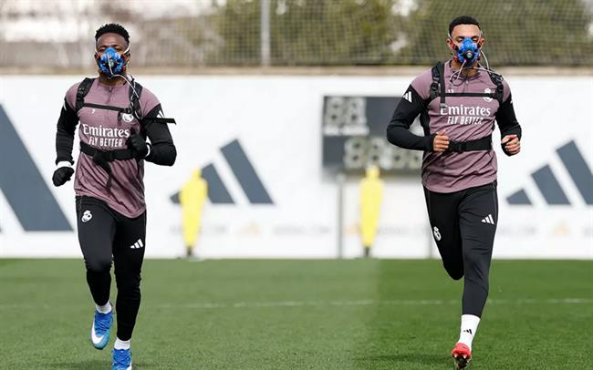 Vì sao các cầu thủ Real Madrid đeo mặt nạ khi tập luyện?