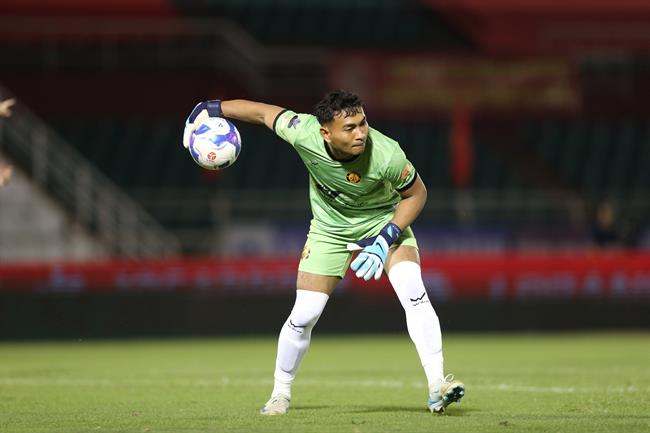 Thủ môn Thanh Hóa chuẩn bị cả áo cầu thủ để vào thi đấu