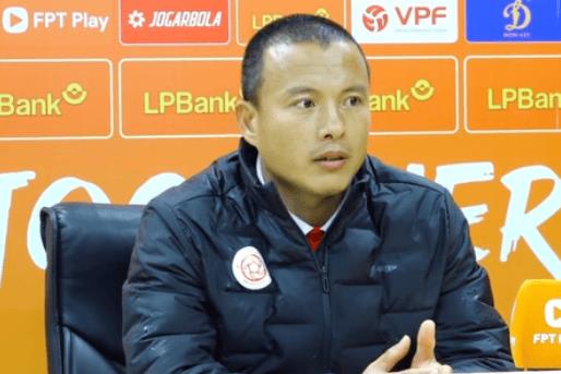 Trợ lý Thể Công Viettel bỏ dở buổi họp báo