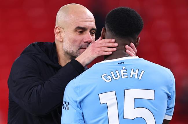 Nụ hôn chiến thắng của Pep Guardiola cho Guehi