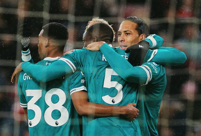 Virgil van Dijk hài lòng vì Livepool đã làm tốt hơn Man City và Arsenal