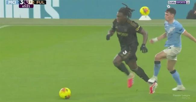 Phil Foden thoát thẻ đỏ sau pha vào bóng cực nguy hiểm