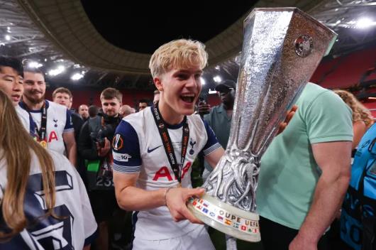 Tottenham có câu trả lời cho Chelsea vụ Lucas Bergval 