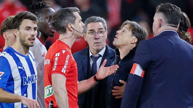 HLV Sevilla bị treo quyền chỉ đạo 7 trận vì gây gổ với trọng tài