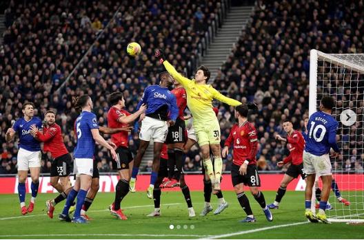 David Moyes khen ngợi thủ môn Senne Lammens sau thất bại trước MU