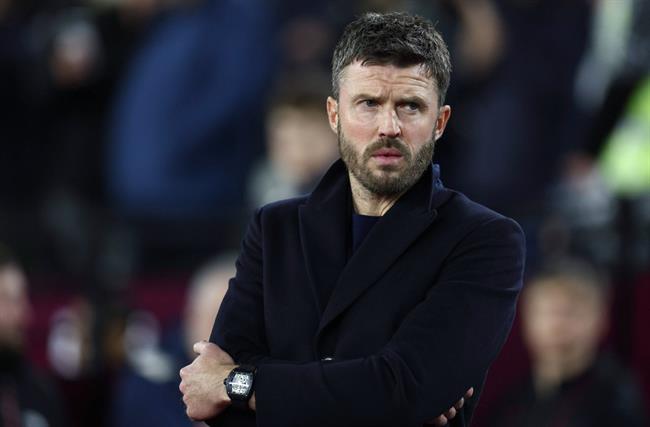 Gary Neville khuyên MU tìm HLV dài hạn thay Carrick 1