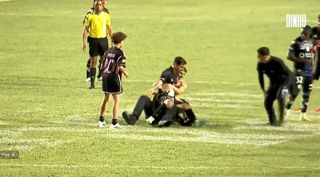 VIDEO: Lionel Messi bị "quật ngã" trong trận giao hữu hỗn loạn ở Puerto Rico