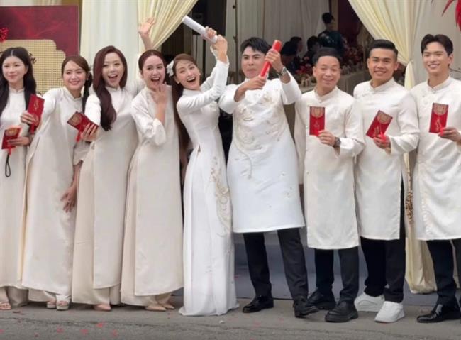 Đức Huy rạng rỡ sánh đôi Huyền Trang “Mù Tạt” trong lễ ăn hỏi