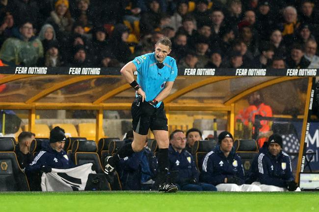 Trọng tài đột ngột dừng trận đấu Premier League không rõ nguyên nhân