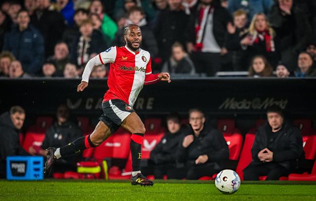 Robin van Persie phản pháo chỉ trích nhắm vào Sterling 1