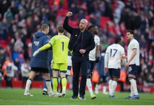 Liverpool có nhiều cơ hội giành vé dự Champions League hơn Chelsea