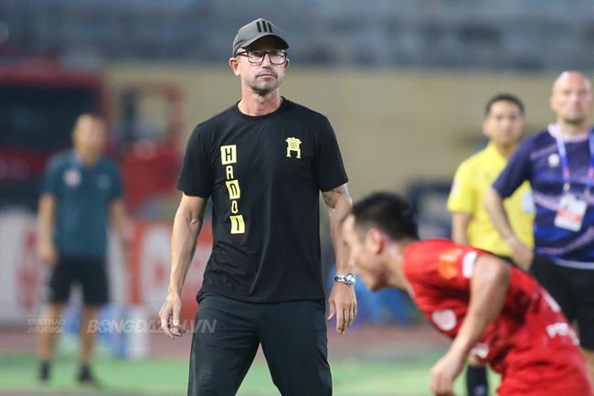 Phản ứng của HLV Harry Kewell về tấm thẻ đỏ lạ lùng