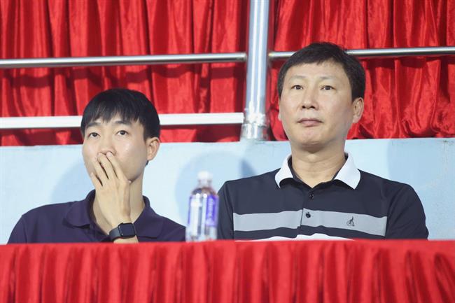 HLV Kim Sang Sik xem giò Xuân Son trong trận derby Ninh Bình