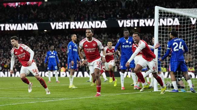 Gary Neville: "Arsenal sẽ thắng Man City trong cuộc đua vô địch"