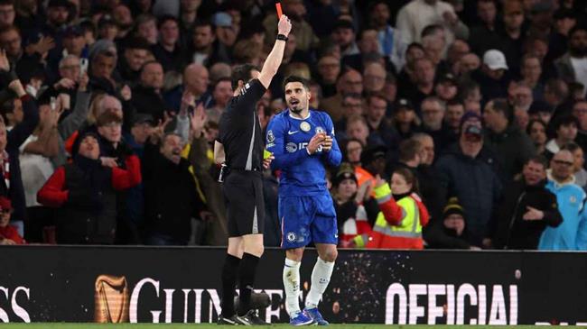 Rosenior thừa nhận phải làm gì đó về vấn đề thẻ đỏ của Chelsea