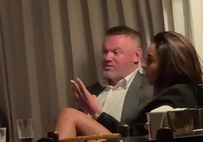 Rooney bị bắt gặp tiệc tùng đến rạng sáng cùng hai phụ nữ lạ