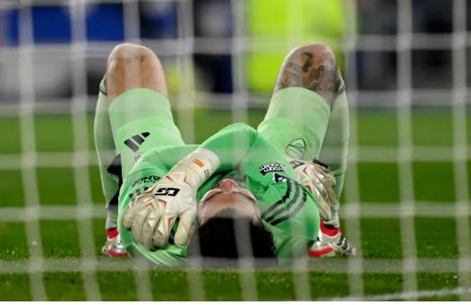 HLV Brighton chỉ trích David Raya