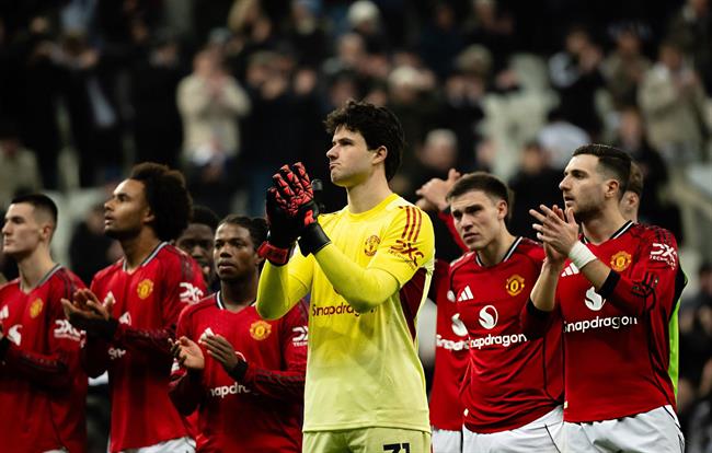 Senne Lammens thừa nhận cả đội MU chơi dưới sức trước Newcastle 1