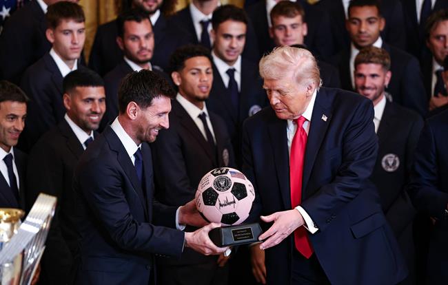 Messi tặng quà cho Donald Trump