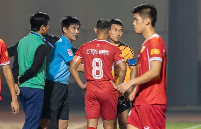 HLV của Hà Tĩnh khen trọng tài giải thích VAR chuyên nghiệp