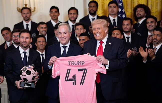 VIDEO Messi tặng quà cho Donald Trump và bật cười khi Trump nhắc tới Ronaldo 1