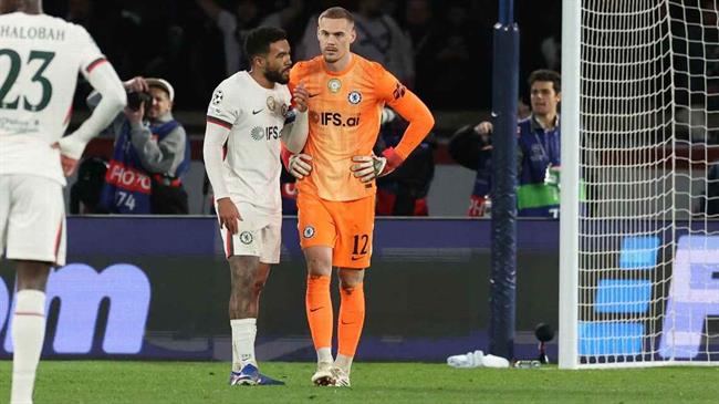 HLV Rosenior bảo vệ thủ môn Jorgensen sau sai lầm khiến Chelsea thua đậm PSG
