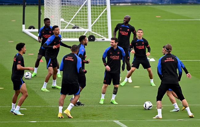 Ekitike kể lại trải nghiệm làm đồng đội Messi, Neymar, Mbappe 1