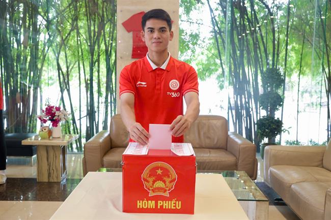 Khuất Văn Khang tự hào cầm trên tay lá phiếu bầu cử