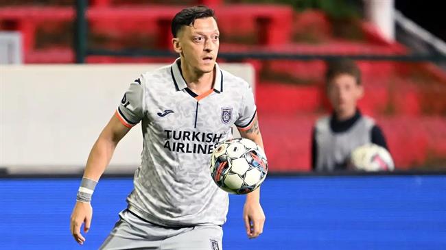 Joachim Low thừa nhận thất vọng khi Mesut Ozil giã từ đội tuyển Đức