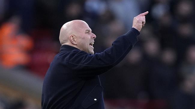 Carragher: "Arne Slot sẽ rất khó lấy lại niềm tin từ CĐV Liverpool"