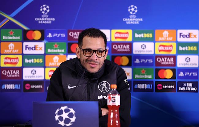 Liam Rosenior lên tiếng về nghi thức gây tranh cãi của Chelsea