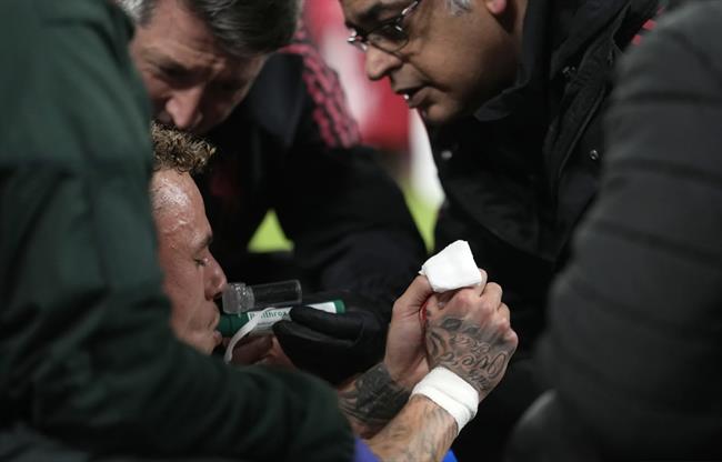 Chân sút của Galatasaray chấn thương kinh hoàng