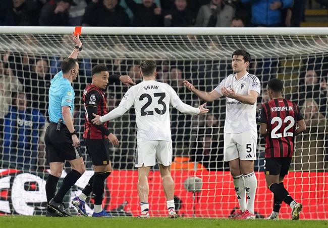 Harry Maguire bức xúc với tấm thẻ đỏ tranh cãi trước Bournemouth 1 Harry Maguire bức xúc với tấm thẻ đỏ tranh cãi trước Bournemouth 1