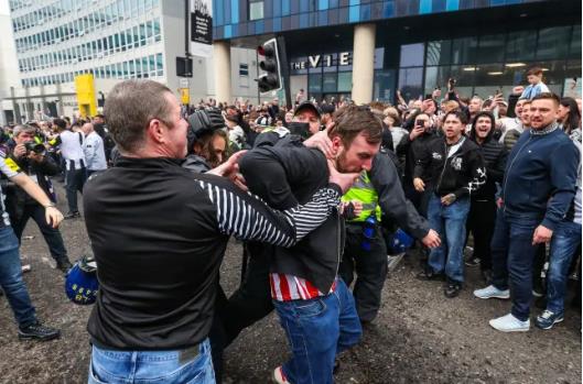 Cổ động viên Newcastle và Sunderland choảng nhau dữ dội