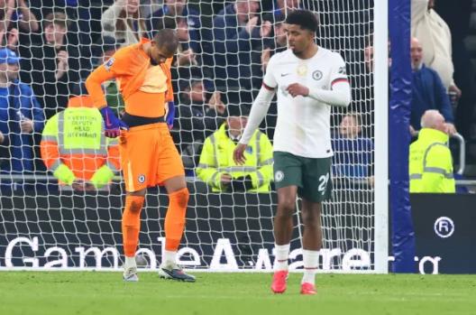 Robert Sanchez lại bị réo tên