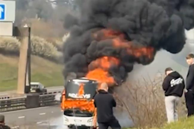 Xe chở cổ động viên Man City bốc cháy dữ dội trước trận đấu với Arsenal