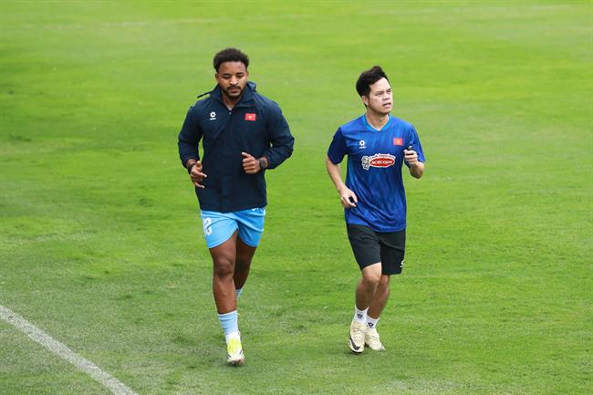 Xuân Son vẫn tập riêng, HLV Kim Sang Sik xỏ giày vào chơi bóng