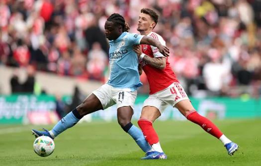 Tim Sherwood bị sốc khi Ben White được triệu tập thay vì Alexander-Arnold