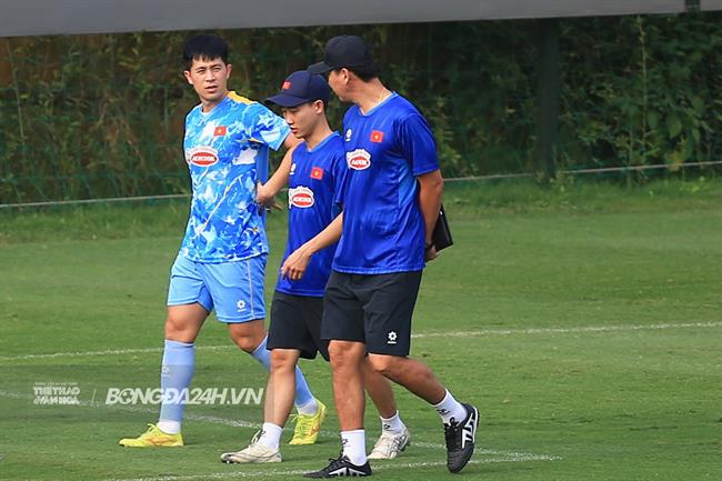 Đình Trọng được HLV Kim Sang Sik "chăm sóc" kỹ ngày trở lại