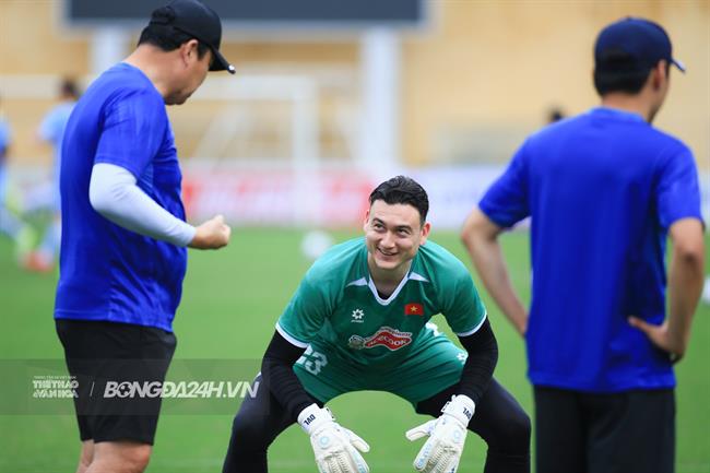 Cơn đau đầu của HLV Kim Sang Sik ở vị trí người gác đền