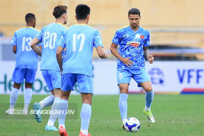 Hoàng Hên lần đầu đá chính cho ĐT Việt Nam