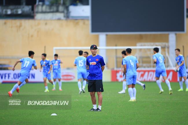Tuyển Việt Nam rèn kỹ bài không chiến trước Bangladesh