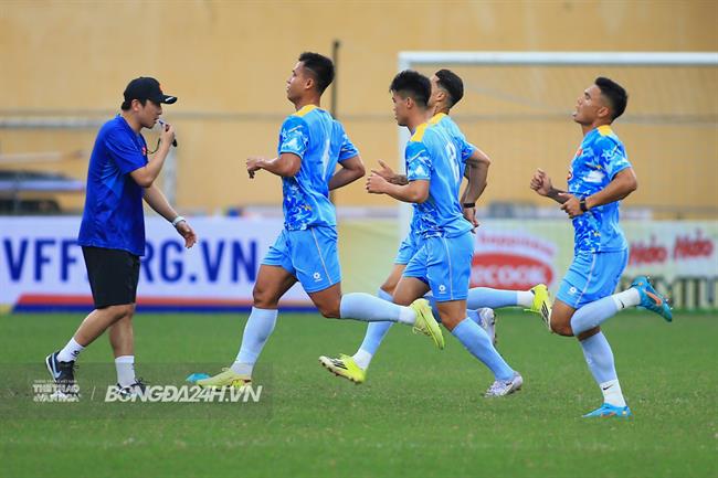 ĐT Việt Nam vắng 1 cầu thủ trong buổi tập chiều 28/3