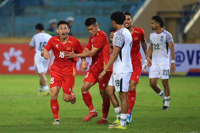 Video: Hai Long đi bóng từ giữa sân ghi bàn vào lưới Bangladesh