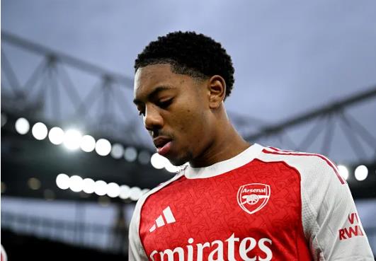 Người cũ dự đoán Arsenal bán Myles Lewis-Skelly cho MU