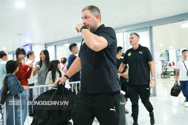 Dàn sao Malaysia cập bến Hà Nội vào tối muộn từ Thái Lan