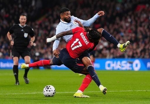 Sao Arsenal chấn thương ở trận giao hữu của Anh