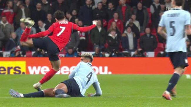 Ronald Araujo gây phẫn nộ vì pha phạm lỗi thô bạo với Foden 1