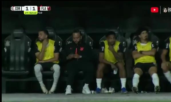 Sử dụng điện thoại trong trận đấu, Memphis Depay có thể bị treo giò dài hạn